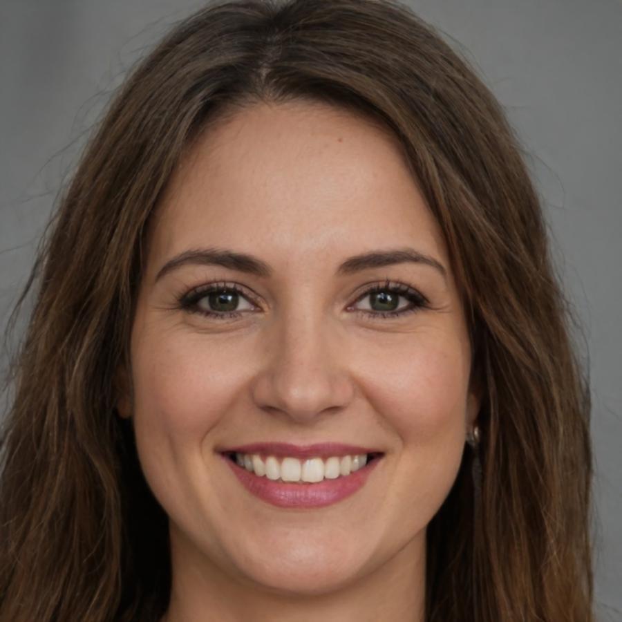 Porträtt av Sonja Ekberg som handleder praktiska ekonomiövningar