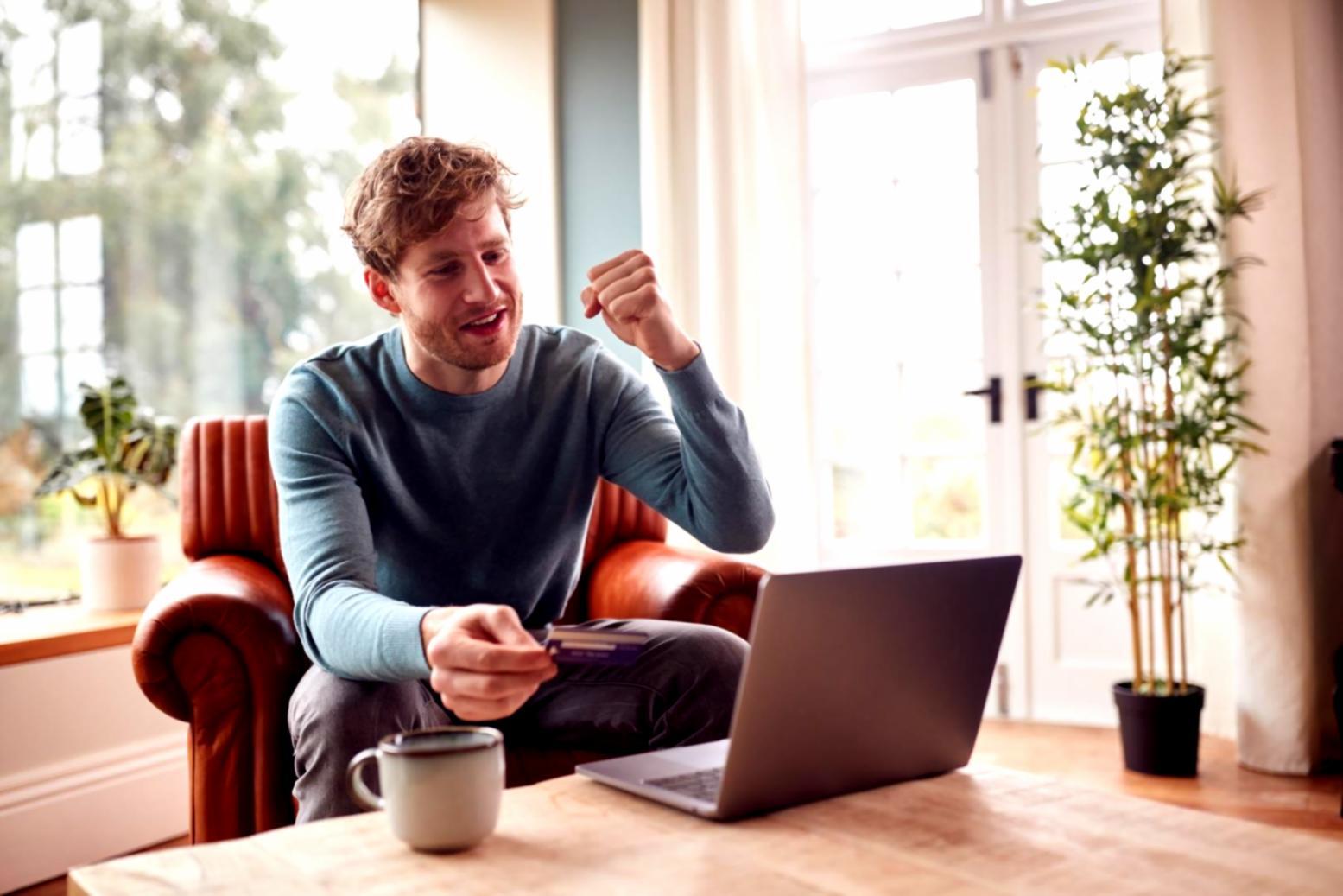 Deltagare diskuterar budget och ekonomiska prognoser vid gemensam arbetsyta